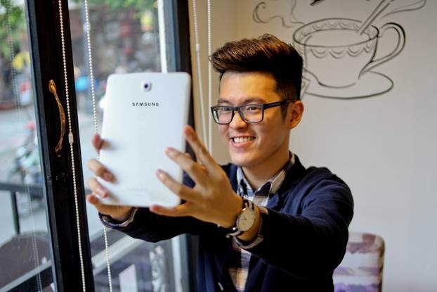 Tác giả trẻ hào hứng chụp ảnh với chiếc tablet yêu thích.