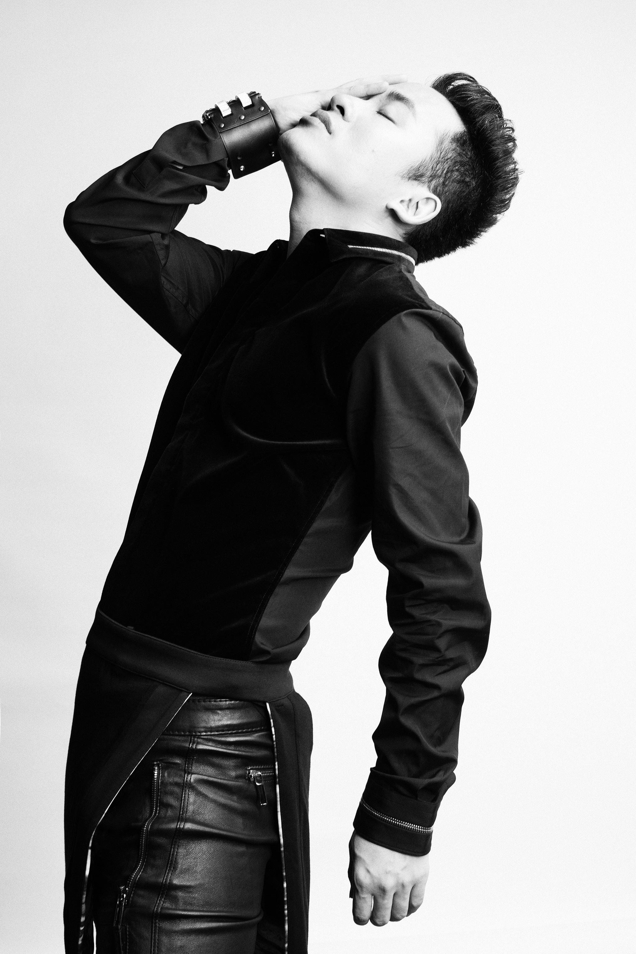 Tùng Dương gây ấn tượng bởi gu ăn mặc độc đáo.