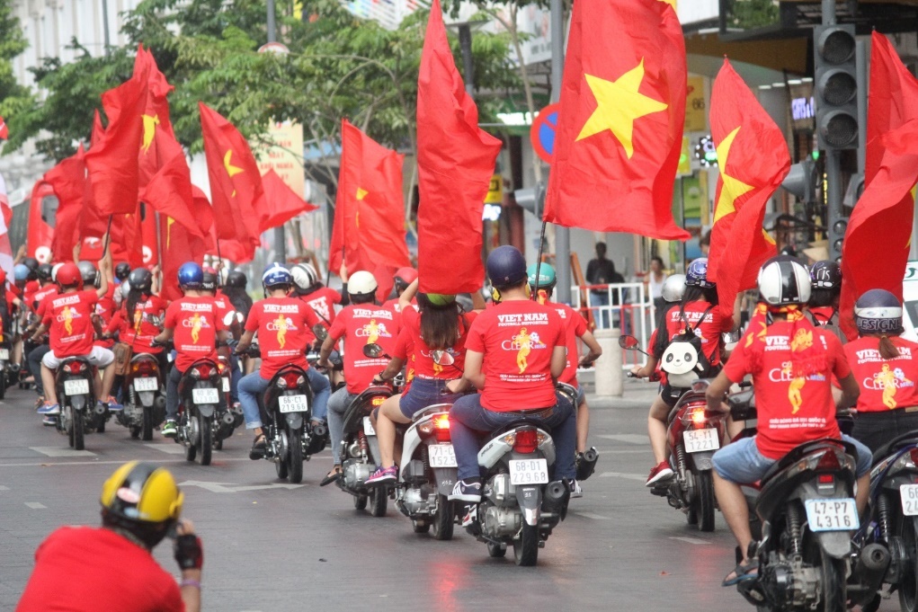 Không chỉ “nhuộm đỏ” khán đài, các bạn trẻ còn tham gia vào hành trình “Lăn xả hơn, phong độ hơn” của Clear Men với nhiều hoạt động sôi nổi, hòa cùng không khí bóng đá và tiếp lửa cho các cầu thủ.