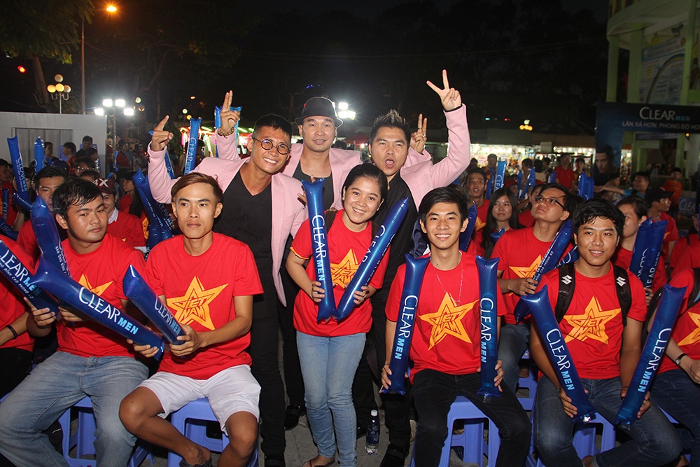 Ngoài ra, với hành trình “Lăn xả hơn, phong độ hơn”, nhãn hàng Clear Men tạo cơ hội cho fan tại các Cần Thơ, Biên Hòa và Đà Nẵng giao lưu, xem bóng đá cùng tiền đạo Công Phượng, rocker Phạm Anh Khoa, nhóm Microwave, nhóm MTV và ca sĩ Quốc Thiên Idol…