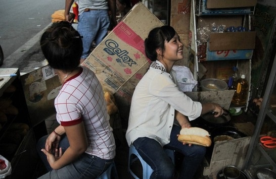 Ha Noi binh yen qua lang kinh cua nhom ban tre me nhiep anh hinh anh