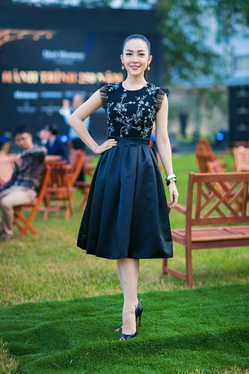 Thời gian này, Linh Nga thường xuyên tham dự các sự kiện và xuất hiện trong các bộ ảnh thời trang.