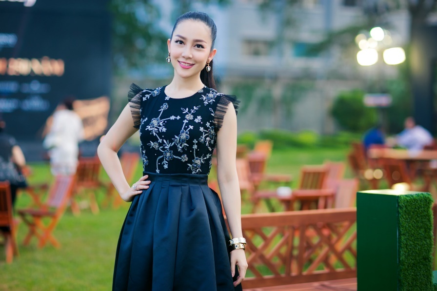 Dù đã có con, cô vẫn giữ được hình thể đẹp, gương mặt trẻ trung.