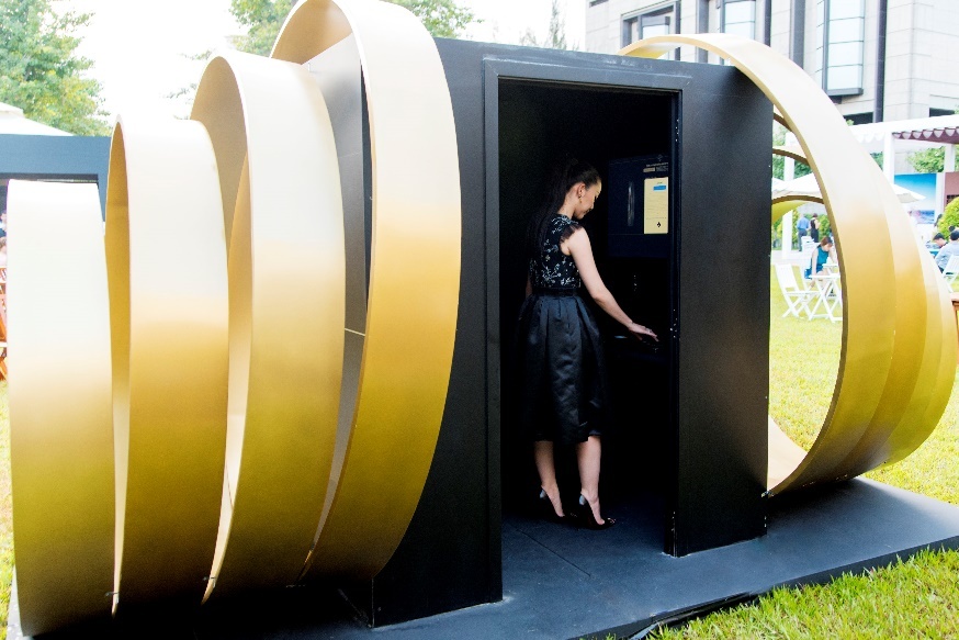 Ngoài ra, biểu tượng còn giúp người tham gia lưu giữ và gửi thông điệp yêu thương đến người thân của mình trong tương lai. Trong ảnh, Linh Nga đang nhắn nhủ đến con gái của mình: “Không có điều gì là không thể, hãy biến mọi mong muốn thành hiện thực và cố gắng đạt được nhiều ước mơ hơn mẹ”.