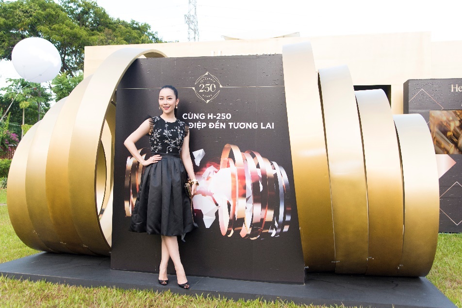 Linh Nga khoe vóc dáng nuột nà, làn da trắng mịn trong chiếc đầm dự tiệc màu đen sang trọng, kín đáo.