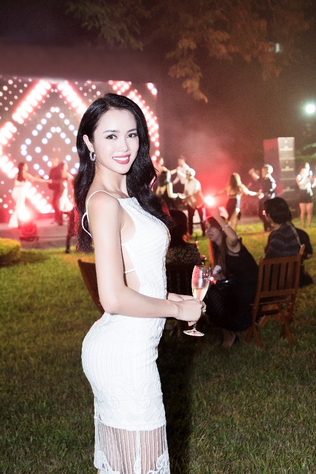 Lấn sân vào điện ảnh, người đẹp có lợi thế về ngoại hình khi sở hữu gương mặt cuốn hút, đôi mắt to tròn và mái tóc đen dài.