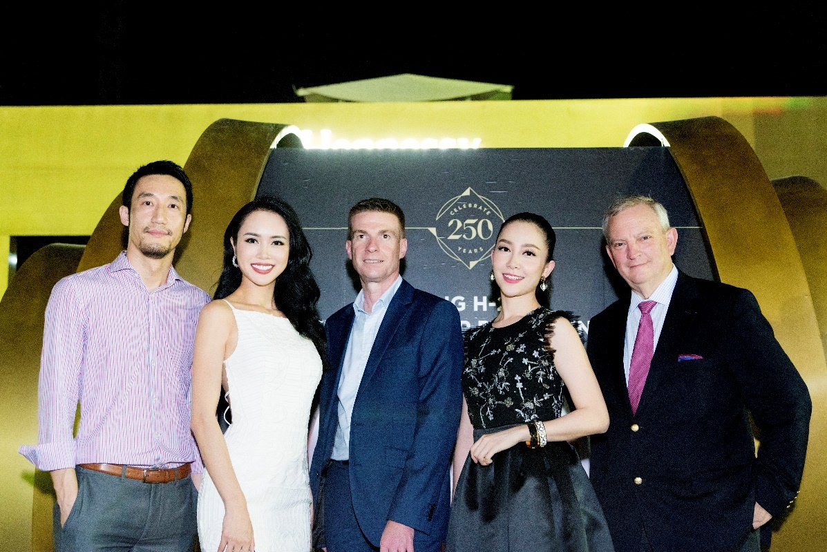 Vũ Ngọc Anh và Linh Nga cùng chụp ảnh lưu niệm với các đại diện thương hiệu đã tổ chức sự kiện H250.