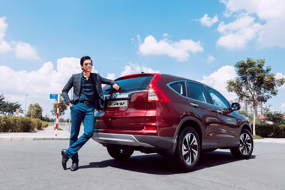 Phía đuôi xe đậm chắc, trang trí bằng thanh crôm dạng cánh chim độc đáo.