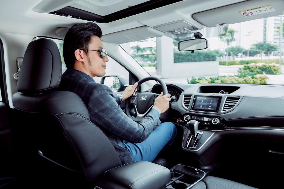 Xe có chế độ lái tiết kiệm nhiên liệu ECO Assist, màn hình cảm ứng 7 inch, camera lùi 3 góc quay, và hệ thống kiểm soát hành trình, định vị, dẫn đường Sygic. Honda CR-V hỗ trợ khởi động bằng nút bấm và chìa khóa thông minh, cho phép thực hiện cuộc gọi nhanh bằng khẩu lệnh HFT Voice Tag.