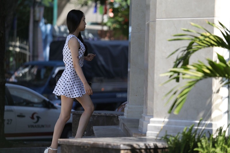   Nữ sinh nhanh chóng di chuyển vào quầy tiếp đón của bệnh viện Thẩm mỹ Kangnam. (add link: kangnam.benhvienthammy.net/).