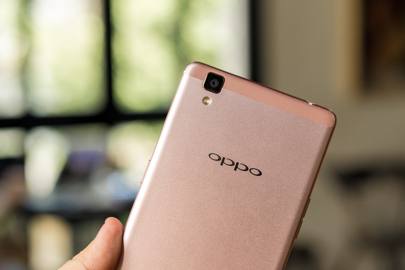 Mặt sau máy là logo và camera chính 13 MP cùng đèn flash trợ sáng.