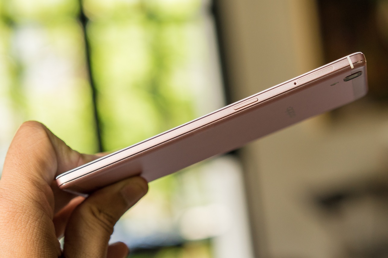 R7s mỏng 6,95 mm với đường viền bo quanh có độ cong nhẹ. Phím nguồn đặt ở cạnh phải máy.