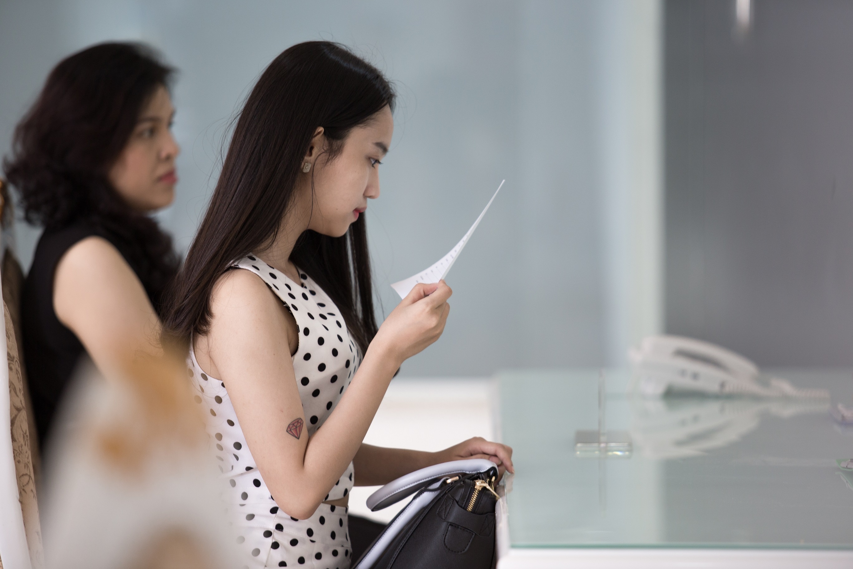 Cô chăm chú tham khảo các hạng mục chăm sóc sắc đẹp…