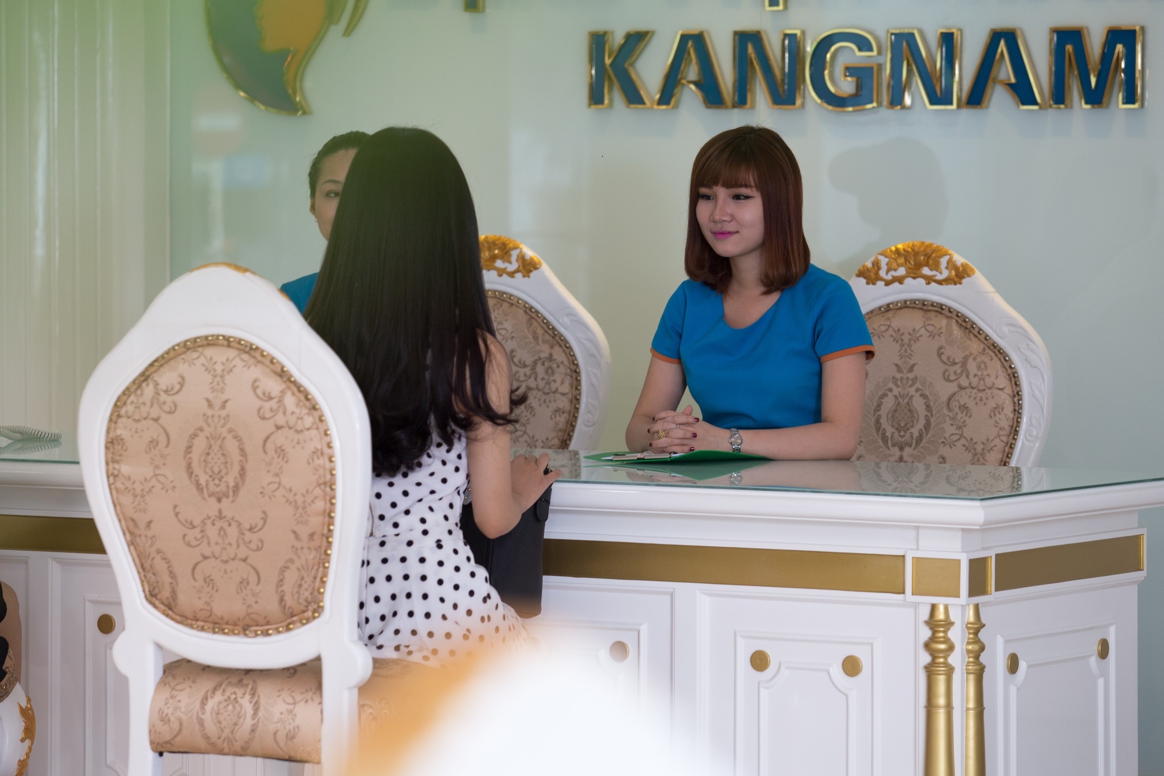 … và trao đổi với nhân viên tư vấn.  