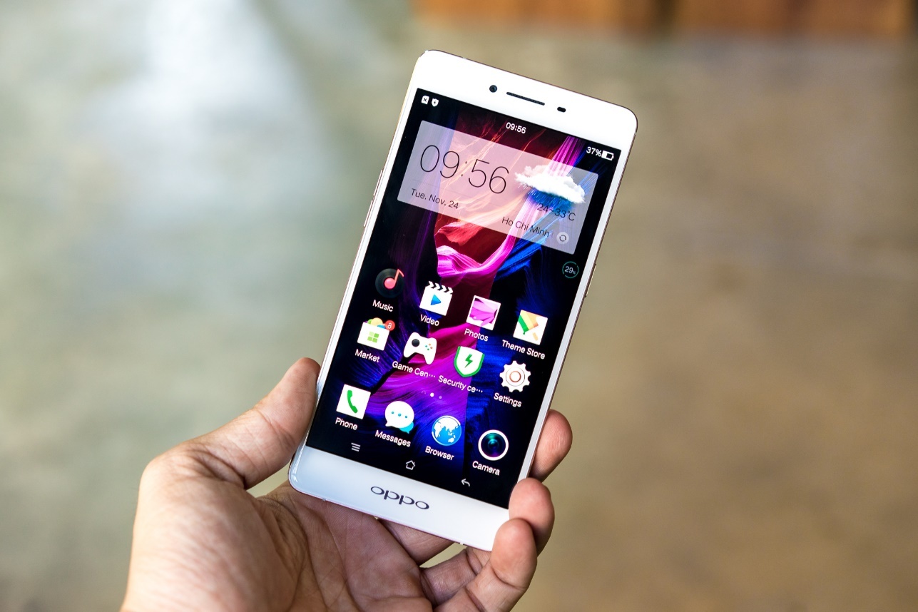 Mặt trước smartphone này là màn hình 5,5 inch, chuẩn full HD. Máy sử dụng công nghệ viền cong 2,5 D trên tấm nền AMOLED như các sản phẩm đã ra mắt trước đó, đồng thời được trang bị kính cường lực Gorilla Glass 4 bền và hạn chế trầy xước.