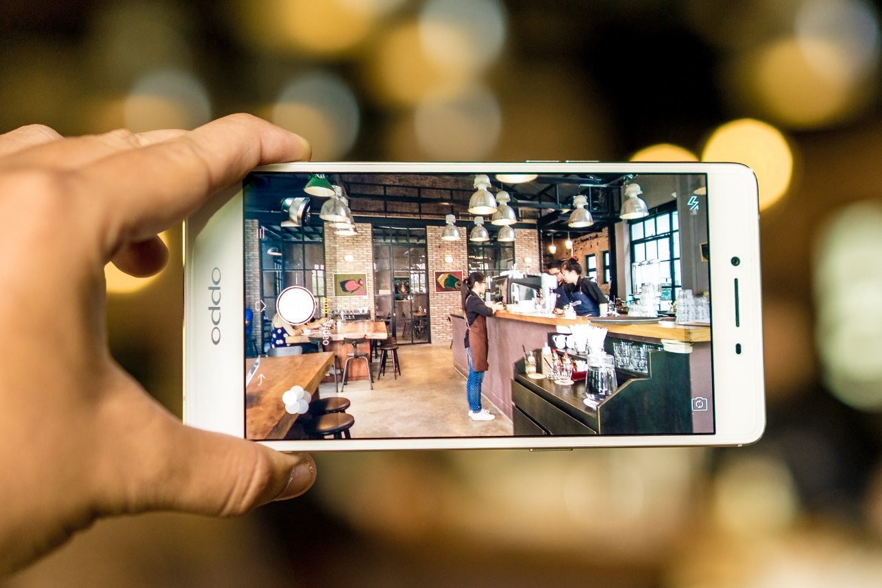 Camera phụ 8 MP cho phép chụp ảnh selfie thiếu sáng bằng tính năng màn hình flash. Với ứng dụng Pure Image 2.0+, người dùng sẽ có nhiều chế độ hỗ trợ chụp ảnh.