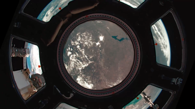 Trái đất nhỏ bé qua lăng kính đặt ngoài không gian.