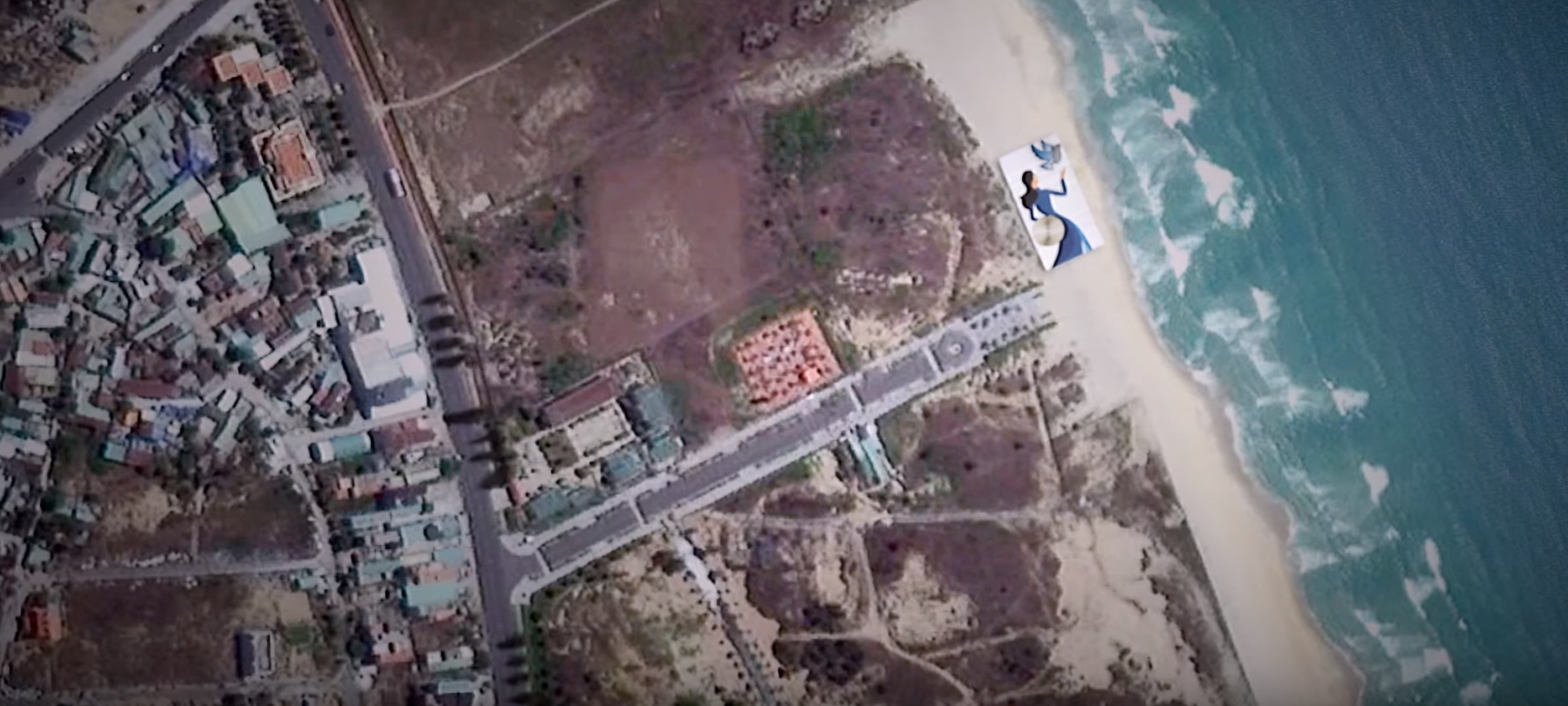 Bãi biển Non Nước tại thành phố Đà Nẵng nhìn từ ISS trong Black Knight Decoded.