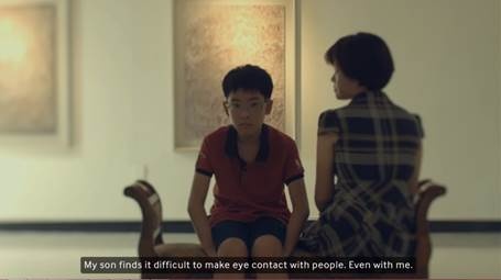 Kim Hyun Jong (11 tuổi) gặp khó khăn trong việc giao tiếp với chính mẹ của mình vì chứng bệnh tự kỷ.