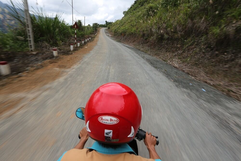 Xã Chơ Chun cách trung tâm thành phố Tam Kỳ gần 200 km. Để đảm bảo sóng di động ổn định cho người dân tại đây, nhân viên kỹ thuật của Viettel - đơn vị lắp đặt trạm phát sóng chạy máy nổ ở Chơ Chun - phải thường xuyên đi đường xa và băng rừng 3 km để đến kiểm tra định kỳ.