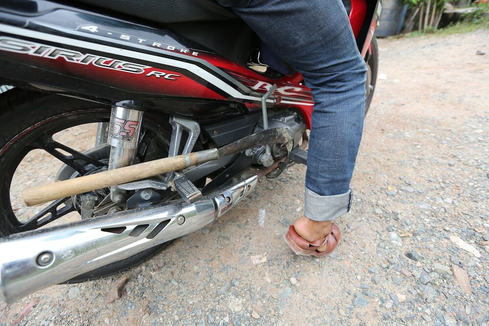 Lưỡi liềm là vật dụng không thể thiếu để phát quang mở đường rừng đi lên trạm phát sóng.