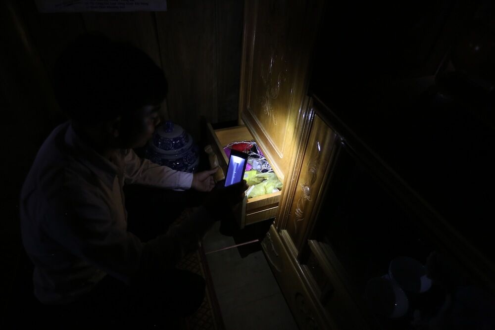 Do không có điện lưới, nên điện ở đây được cung cấp bằng tua bin đặt dưới suối. Điện chỉ đủ để dùng cho ánh sáng tối thiểu và sạc điện thoại. Chiếc điện thoại có lúc trở thành đèn pin dùng ban đêm.