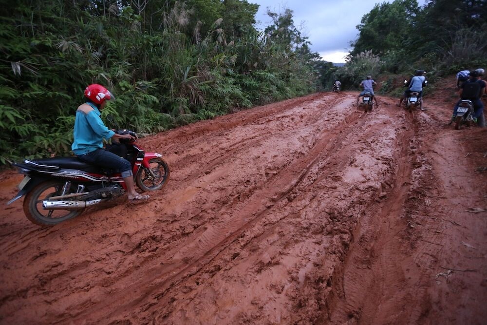 Khi đã bám dây để xuống núi, họ lại tiếp tục chặng đường xa quay về. Không ít lần đến đêm các anh mới về tới nhà. Dù vậy, anh Tới vẫn vui vẻ nói: “Vất vả, nhưng hạnh phúc, vì giúp được bà con”.