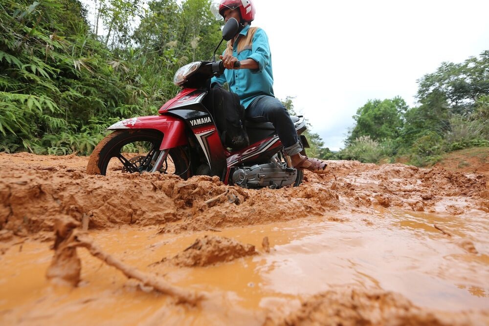 Mỗi tuần, anh Mai Văn Tới, nhân viên kỹ thuật của Viettel tại ChaVal (Nam Giang, Quảng Nam) đều kiểm tra trạm phát sóng xã Chơ Chun 1-2 lần, không kể những lần ứng cứu thông tin khẩn cấp.