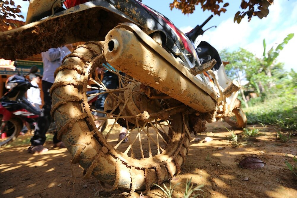 Sau khi vượt qua 20 km đường đồi núi quanh co dốc đứng, anh Tới tiếp tục đi qua 20 km đường đất đỏ, sình lầy và trơn trượt. Những ngày mưa, xe phải quấn xích mới vượt được qua những chặng đường lầy lội.