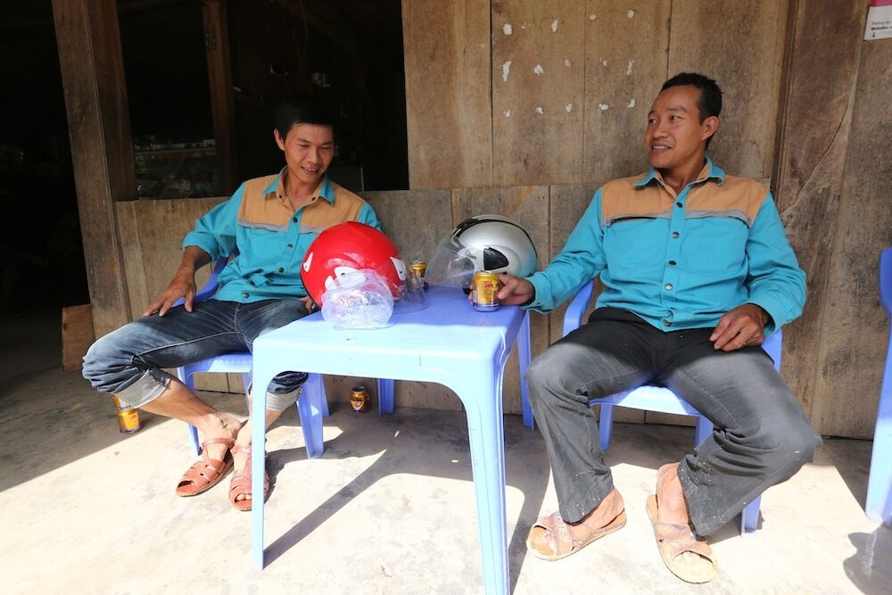 Phút nghỉ ngơi dọc đường của những nhân viên kỹ thuật. Khi lên trạm phát sóng, đội kỹ thuật thường có 2 người. Tuy nhiên, lúc xảy ra sự cố ở nhiều nơi họ phải chia nhau giải quyết.