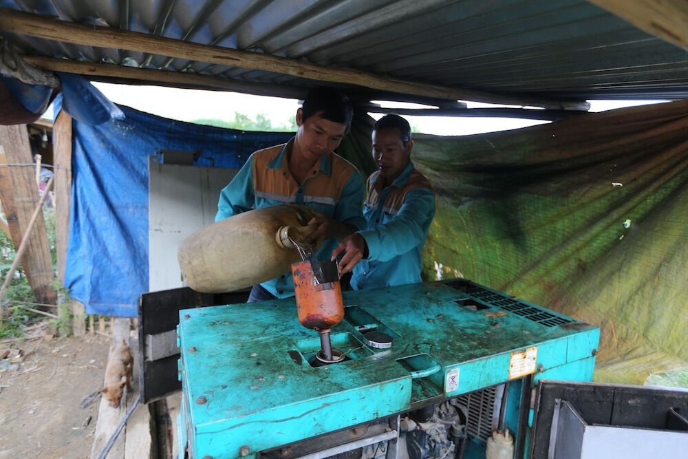 Mỗi ngày, máy nổ cần 20 lít dầu để chạy. Để vận chuyển dầu đến đây, công ty đã thuê xe đầu kéo mang lên mỗi tuần.