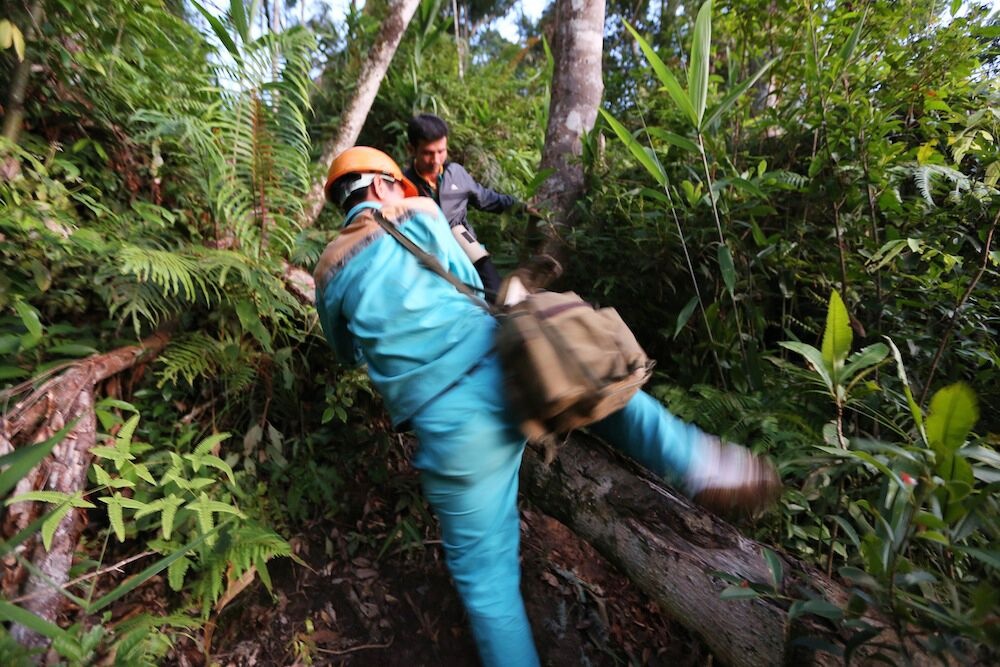 Từ nơi đặt máy nổ đến trạm phát sóng là 3 km đi bộ trong rừng. Do không có đường mòn, các nhân viên kỹ thuật phải phát quang bụi rậm. Vào mùa mưa, đường đi nhiều vắt, họ phải bỏ muối vào vớ để không bị cắn.