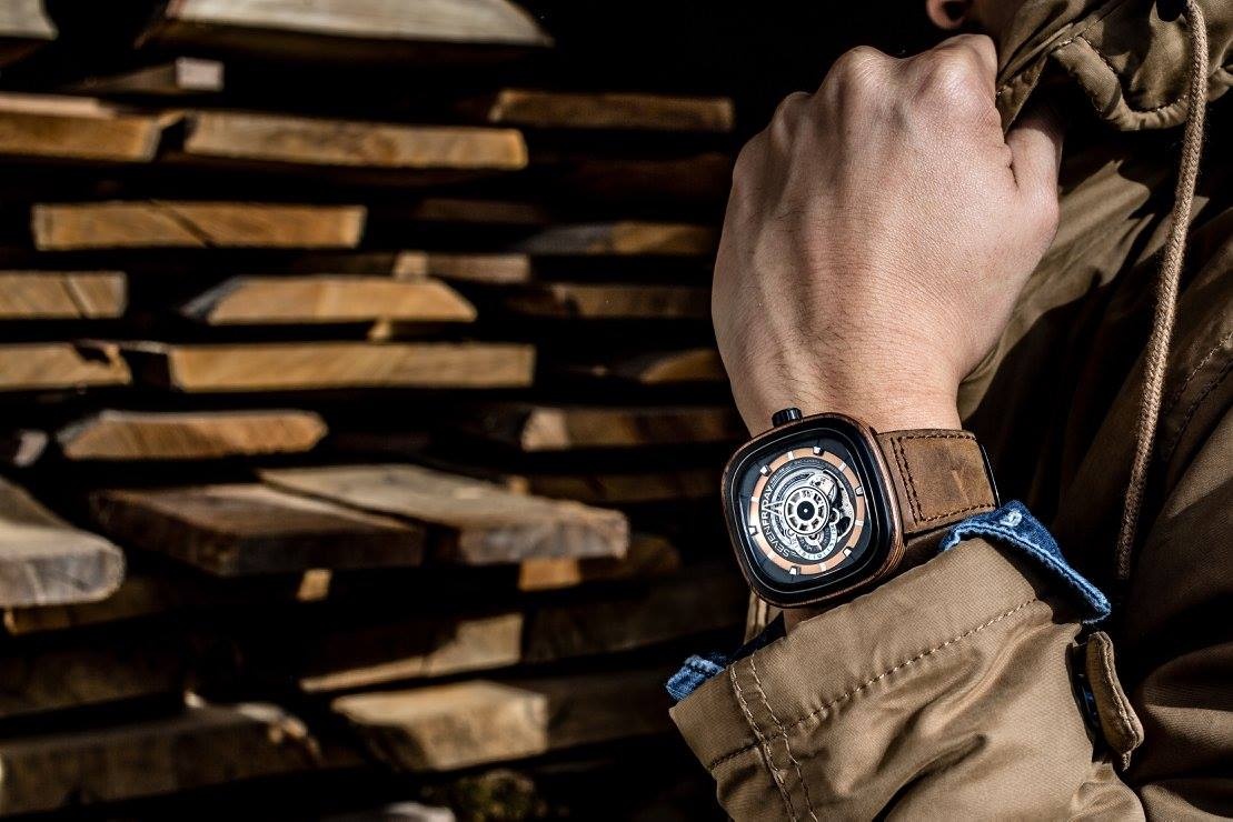 Trong tháng 12, mẫu đồng hồ SEVENFRIDAY Off Series mới nhất mang tên P2B/03W sẽ được ra mắt. Với số lượng giới hạn chỉ 450 chiếc, phiên bản đồng hồ mang nguồn cảm hứng mới bên cạnh vẻ đẹp của các cỗ máy công nghiệp: nguồn cảm hứng đến từ những công cụ, dụng cụ có phần hoài cổ của những chiếc búa cầm tay, những chi tiết kim loại sử dụng trong nghành chế tác gỗ .