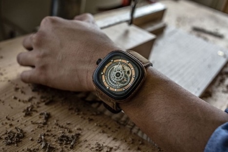 Đây là lần thứ 2 SEVENFRIDAY sử dựng kết hợp chất liệu gỗ trên đồng hồ, sự độc đáo này từng được đón nhận nồng nhiệt với phiên bản P3/02 (Woody) cháy hàng ngay khi ra mắt vào năm 2013.