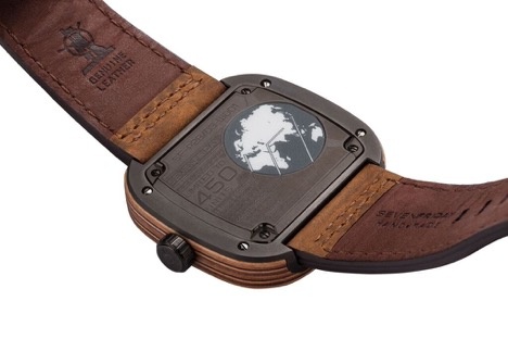 P2B/03W được trang bị chip NFC, có tác dụng xác thực đồng hồ thông qua ứng dụng SEVENFRIDAY trên điện thoại. Khi scan đồng hồ với điện thoại qua giao tiếp trường gần NFC, ứng dụng sẽ cho người dùng biết được tính xác thực của đồng hồ, tính năng này chỉ hoạt động với đồng hồ chính hãng. Đây là phương pháp hiệu quả nhât giúp người dùng không phải mua đồng hồ kém chất lượng.