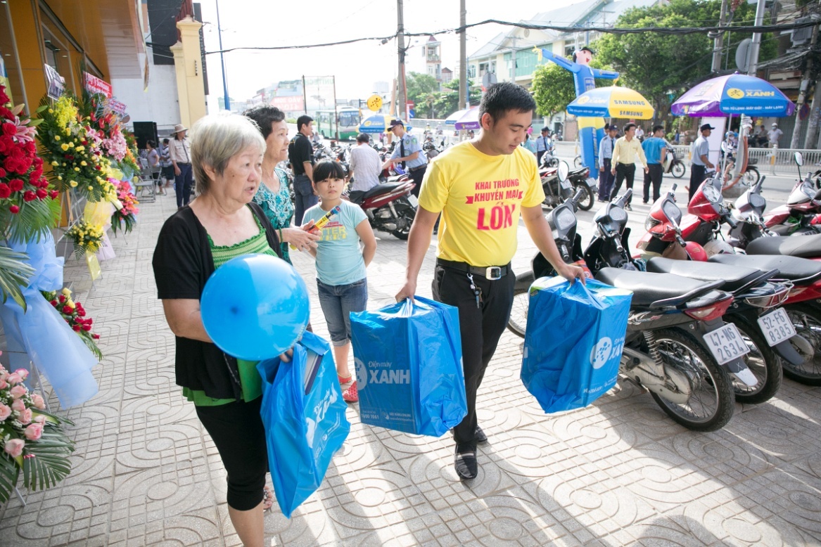 Nhân viên Điện máy Xanh luôn nhiệt tình hỗ trợ khách hàng, đặc biệt đối với người già.