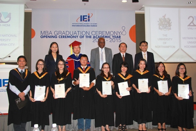 Các tân thạc sĩ khóa một chương trình MBA - Northampton trong buổi lễ tốt nghiệp.