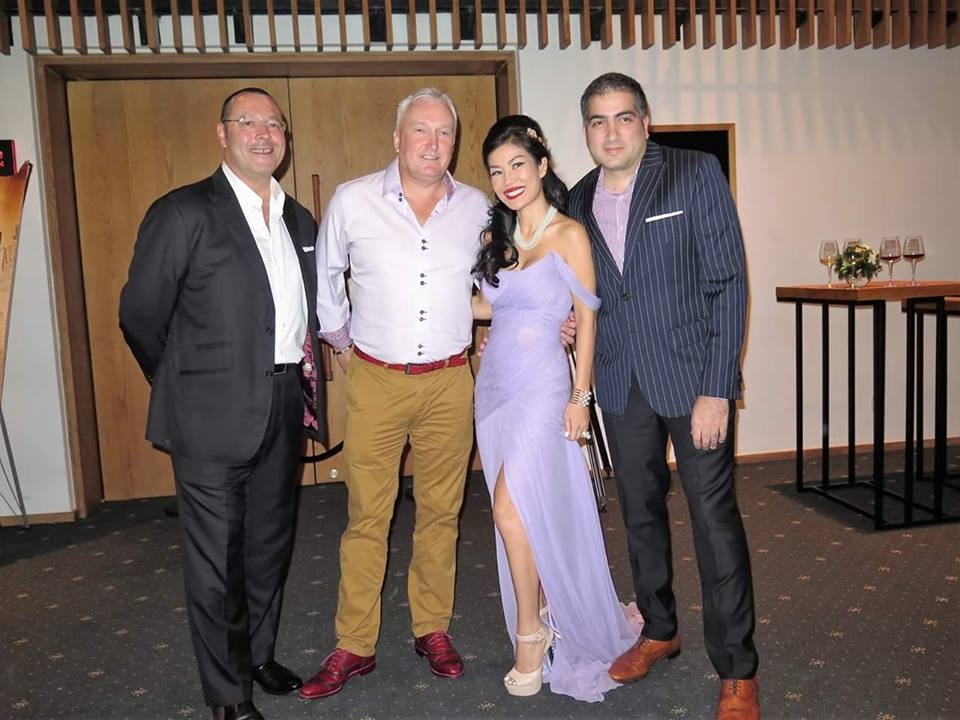 Gu thời trang không kém phần nổi bật của Valencia Trần