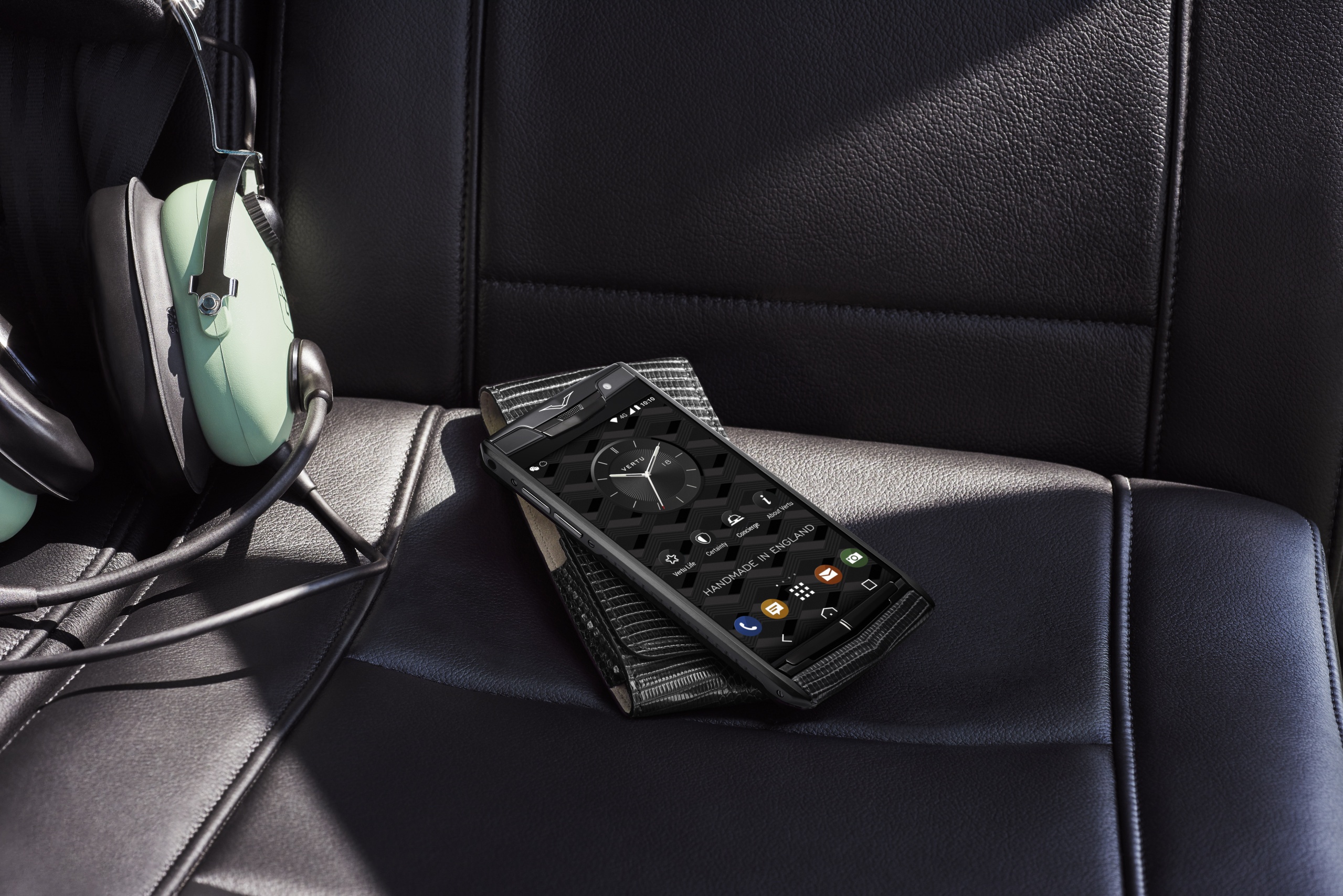 Vertu ra mat dien thoai thong minh New Signature Touch hinh anh