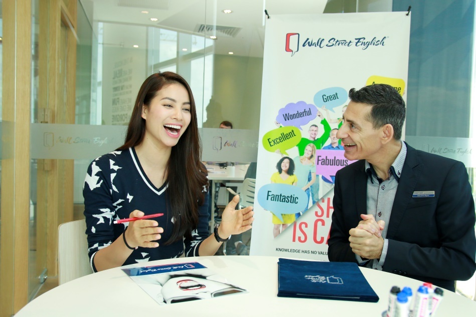 Pham Huong rao riet hoc tieng Anh de tham du Miss Universe hinh anh