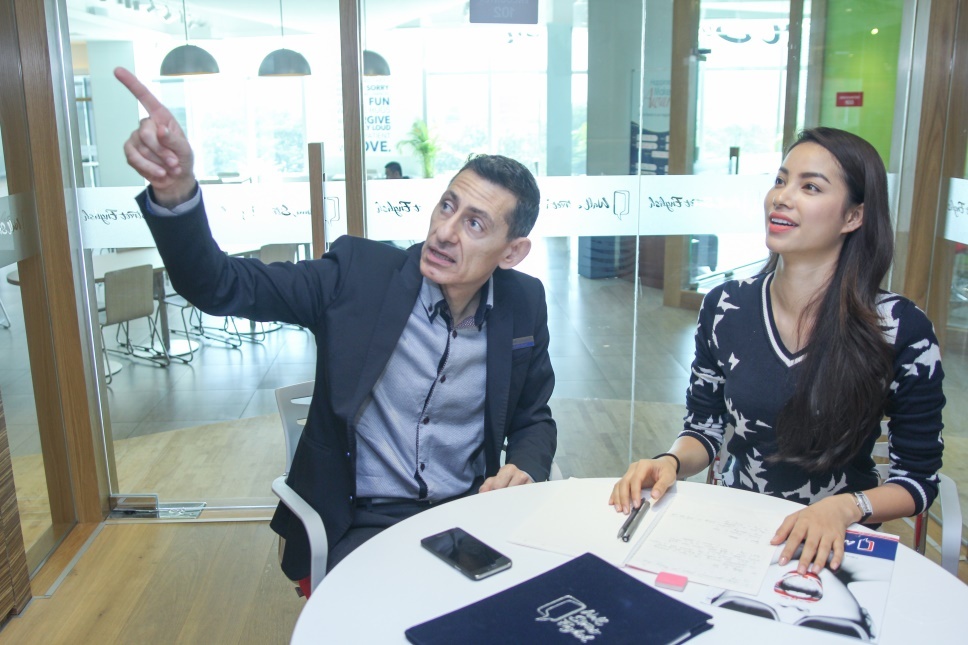   Chuyên gia hướng dẫn cho cô những cấu trúc ngữ pháp quan trọng trong các tình huống giao tiếp cụ thể.