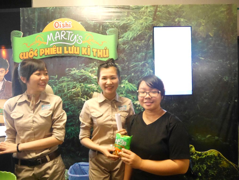 Niềm vui của các bạn trẻ khi nhận được những phần thưởng hấp dẫn sau khi chơi game và quà tặng của chương trình khuyến mãi đặc biệt.