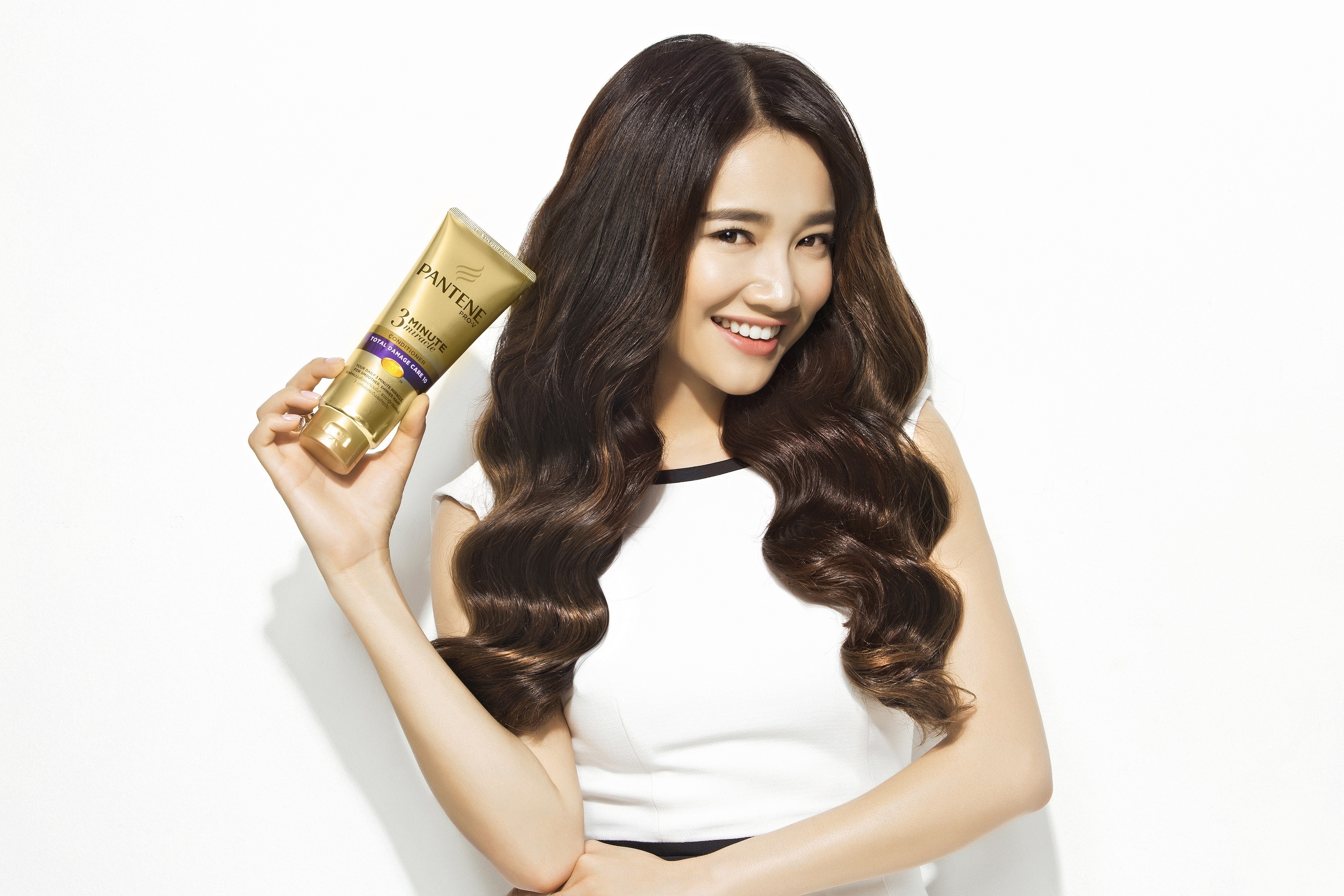 Kem xả Pantene 3 Minute Miracle giờ đây là một trong những vật bất li thân của Nhã Phương trong những lúc đi đóng phim xa nhà.