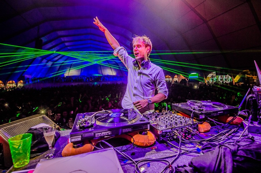 EDM Armin Van Buuren Vietnam 2015 diễn ra vào 13/12 tại Ecopark, Hà Nội.