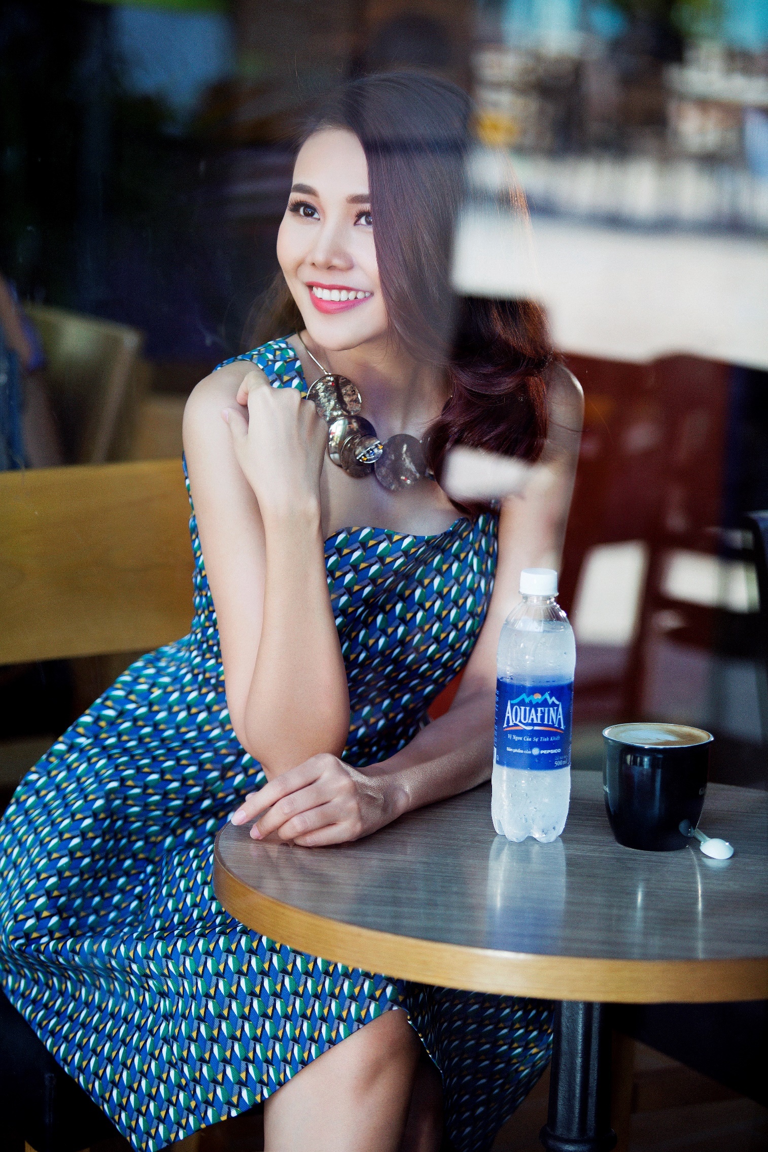 Thanh Hằng luôn toát lên sự chỉn chu với trang phục tinh tế.