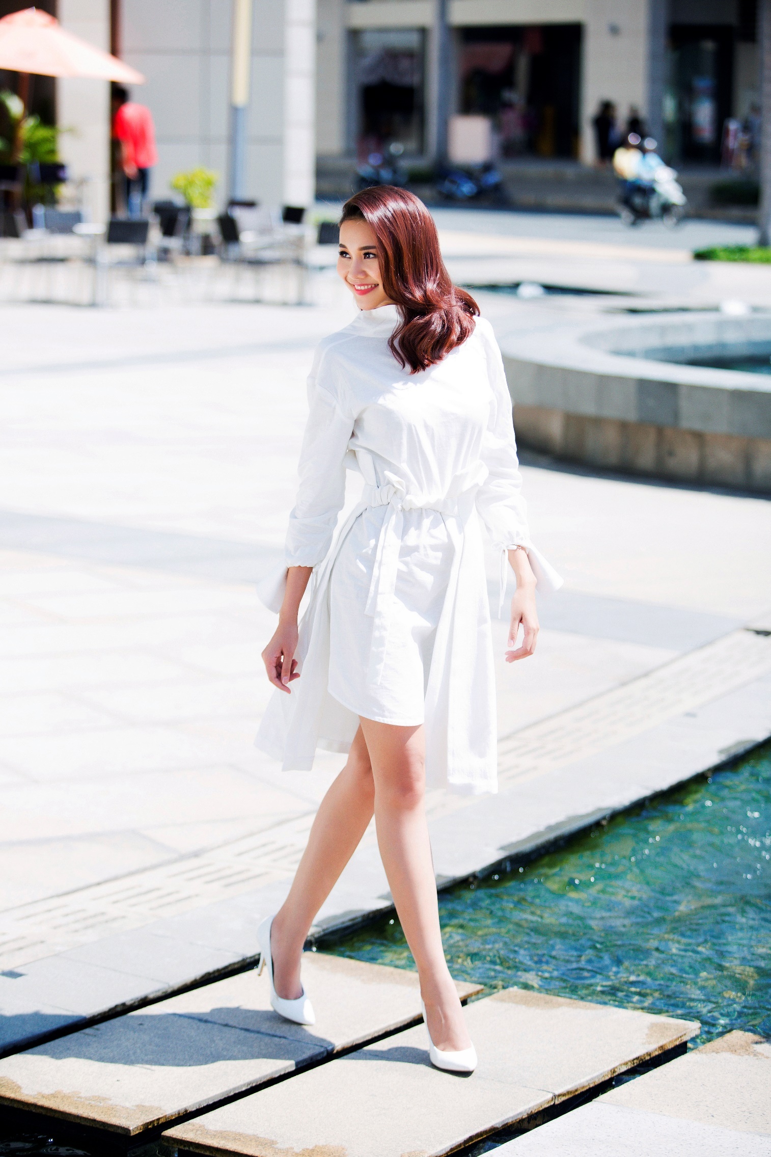 Những bộ đồ đơn sắc cũng là lựa chọn yêu thích của cô. 