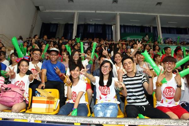 Gần 1.500 khán giả là các bạn sinh viên tới cổ vũ tại NTĐ Tân Bình đã có một buổi chiều hào hứng và sôi động