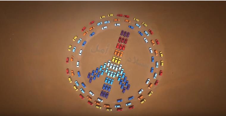 Được biết đến là vùng nổi tiếng xa hoa, Dubai góp mặt phim ngắn Black Knight Decoded với biểu tượng hòa bình tạo nên từ 150 chiếc xe tải thùng nhiều màu sắc.