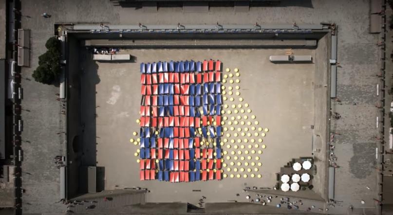 Là bộ phim đi qua 11 nước của 4 châu lục, Black Knight Decoded đã đến Trung Quốc và ghi lại hình ảnh bàn tay nắm giữ lon Pepsi khổng lồ, thể hiện thông điệp kết nối toàn cầu để cùng tạo nên những điều khác biệt. Để thực hiện cảnh quay, hàng trăm người tập trung tại Vạn Lý Trường Thành – một biểu tượng văn hóa du lịch của quốc gia rộng lớn này và cầm các tấm bảng màu ghép lại thành hình.