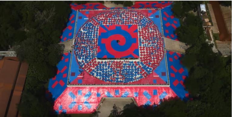 Bên cạnh thông điệp hy vọng, đoàn kết và hữu nghị, mỗi quốc gia còn mang đến Black Knight Decoded cái nhìn đậm sắc dân tộc và câu chuyện lịch sử. Cảnh quay tại Mexico là biểu tượng bí ẩn của người Maya - nền văn minh cách đây 2.000 năm. Hình ảnh biểu tượng Maya này được kết thành từ 1.200 chiếc váy truyền thống của Mexico.